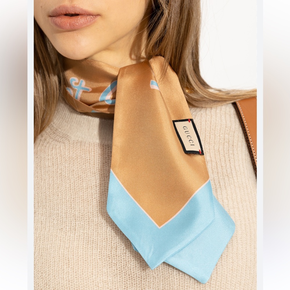 SALE 🔥 GUCCI Floral Silk Scarf Twilly in Tan and Blue NWT